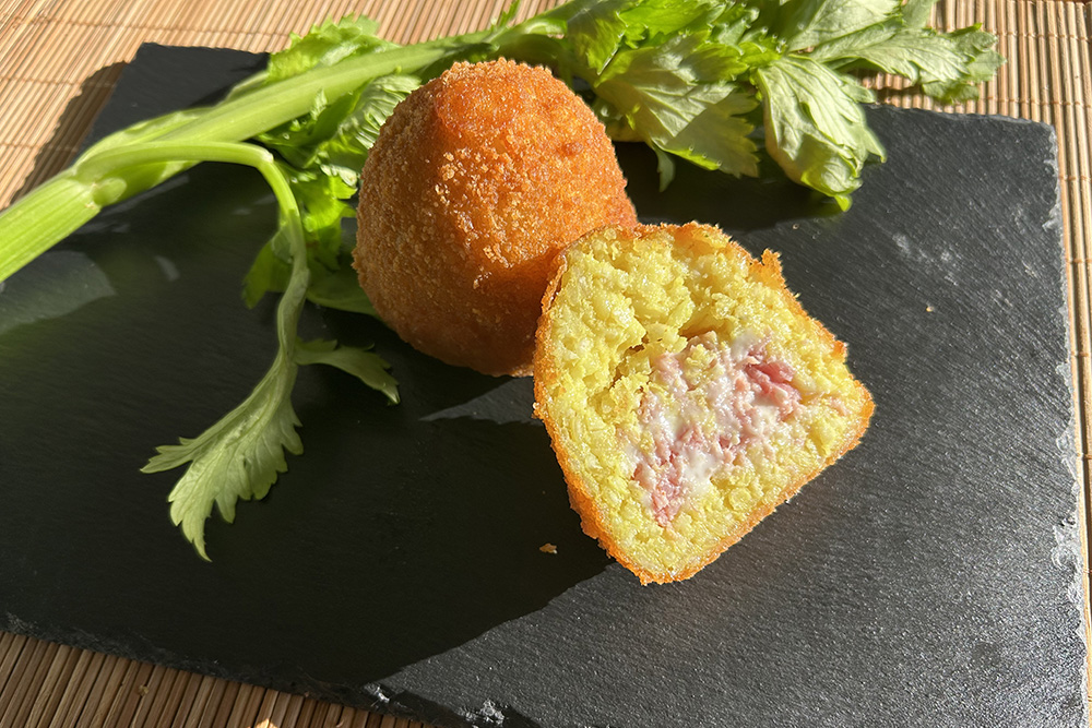 Arancino prosciutto e formaggio